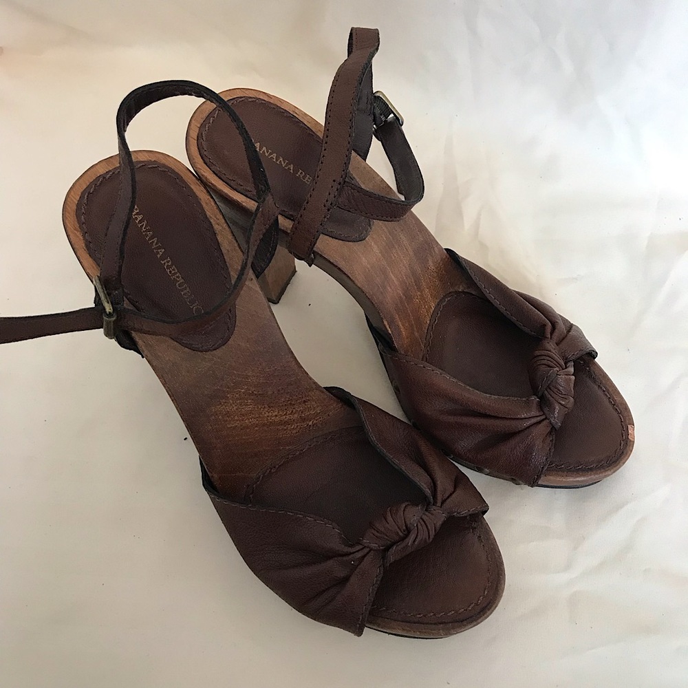 Like New Banana Republic Heel. Size 7